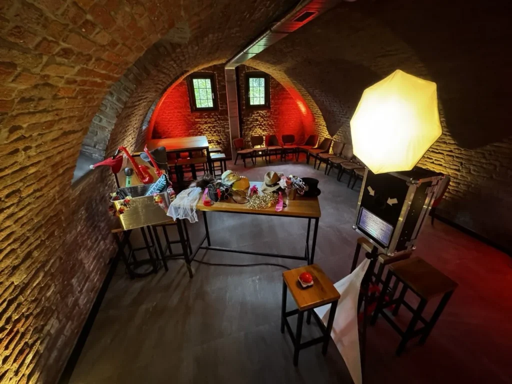 Fotobox von Kanipro in einem stimmungsvoll beleuchteten Veranstaltungsraum