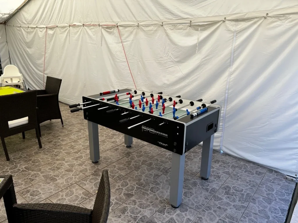 Professioneller Kickertisch von Kanipro in einem Veranstaltungsraum